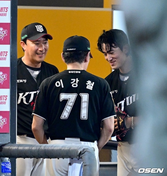 고영표(오른쪽)가 투구를 마친 뒤 더그아웃에서 이강철 감독과 웃으며 이야기를 나누고 있다.