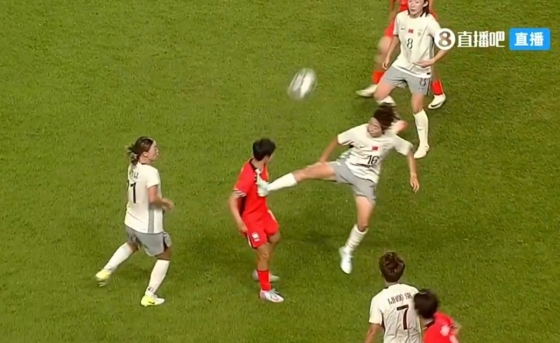 지난 9일 수원월드컵경기장에서 열린 2025 동아시아축구연맹(EAFF) E-1 챔피언십(동아시안컵) 여자부 중국전에서 지소연이 중국 리우징의 거친 태클에 가슴 부위를 가격당한 순간. /사진=즈보8 홈페이지 캡처