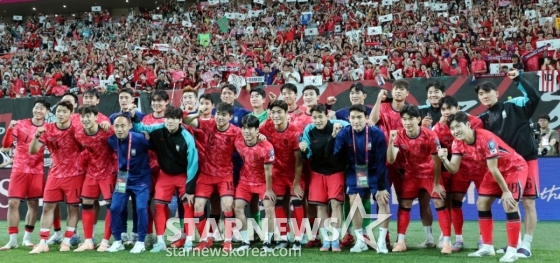 주장 손흥민과 선수들이 지난달 10일 서울월드컵경기장에서 북중미월드컵 최종예선 마지막 경기인 쿠웨이트전에서 승리한 후 월드컵11연속 본선진출을 축하하며 붉은악마를 배경으로 기념촬영을 하고 있다. /사진=강영조 선임기자