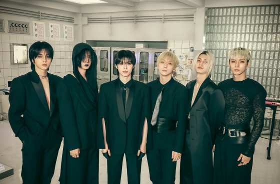 엑스디너리 히어로즈_&#039;FiRE (My Sweet Misery)&#039; 뮤직비디오 비하인드 컷 /사진제공=JYP엔터테인먼트