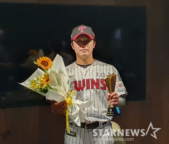 LG 손용준이 11일 2025 KBO 퓨처스 올스타전을 앞두고 취재진과 인터뷰에 응하고 있다. /사진=김동윤 기자