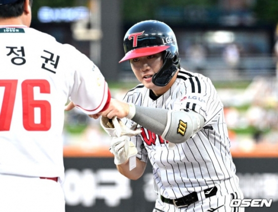 LG 손용준(오른쪽)이 11일 대전 한화생명 볼파크에서 열린 2025 KBO 퓨처스 올스타전에서 안타를 치고 박정권 SSG 퓨처스 감독과 주먹을 맞대고 있다. 