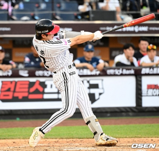 LG 손용준(오른쪽)이 11일 대전 한화생명 볼파크에서 열린 2025 KBO 퓨처스 올스타전에서 안타를 치고 있다.