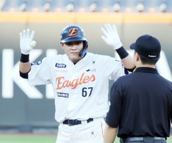 북부 올스타 한지윤(한화)이 11일 열린 2025 KBO 올스타전에서 3회말 2타점 2루타를 터트리고 세리머니를 하고 있다. /사진=강영조 선임기자 