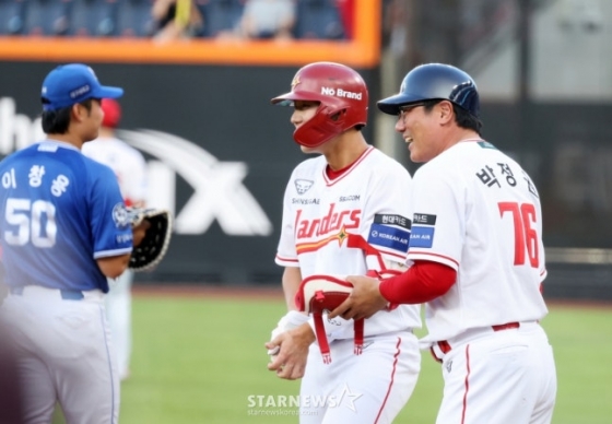 북부 최윤석(가운데, SSG)이 11일 열린 2025 KBO 퓨처스 올스타전에서 3회말 2타점 역전타를 터트린 후 세리머니를 하고 있다. /사진=강영조 선임기자 