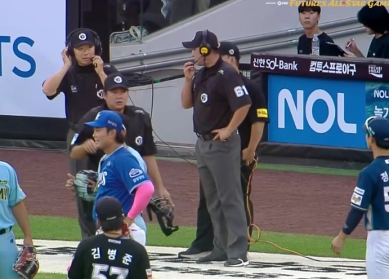11일 열린 2025 KBO 퓨처스 올스타전에서 2회말 SSG 이승민(북부)의 체크스윙에 대한 비디오 판독이 실시되고 있다. /사진=SPOTV 중계화면 갈무리 