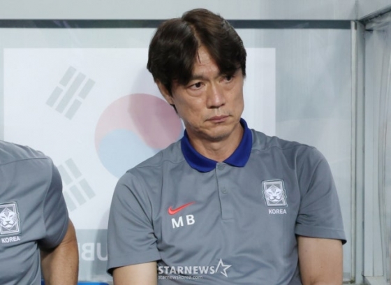 경기장을 응시하고 있는 홍명보 감독. /사진=김진경 대기자
