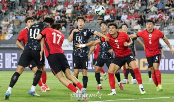 이호재(왼쪽)가 헤딩 슈팅으로 2번쨰 골을 넣는 장면. /사진=김진경 대기자
