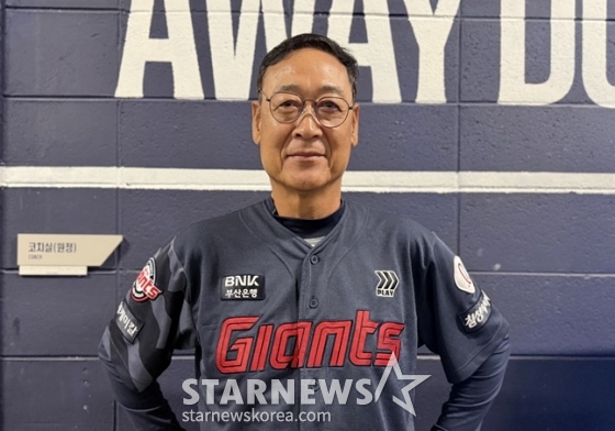 김용희 롯데 퓨처스 감독이 취재진과 인터뷰를 하고 있다. /사진=양정웅 기자 