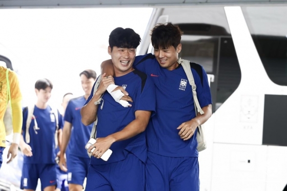지난 6일 훈련장에 들어서는 김태현(왼쪽)과 김주성. /사진=대한축구협회