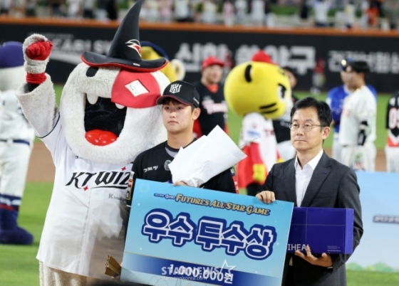 KT 강건이 2025 KBO 퓨처스 올스타전에서 우수투수상을 수상하고 있다. /사진=강영조 선임기자 