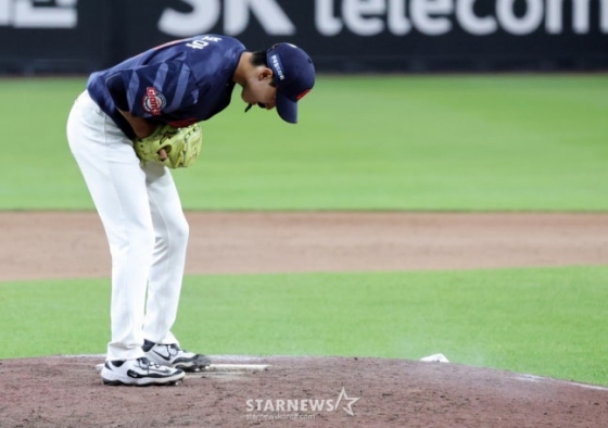 롯데 이영재가 11일 대전 한화생명 볼파크에서 열린 2025 KBO 퓨처스 올스타전에서 8회말 감보아의 루틴을 따라하고 있다. /사진=강영조 선임기자 