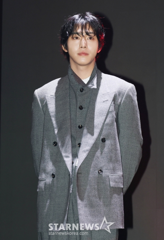 배우 안효섭이 2일 오후 서울 광진구 예스24라이브홀에서 진행된 영화 &#039;전지적 독자 시점&#039; 쇼케이스에서 포즈를 취하고 있다.   10년 이상 연재된 소설이 완결된 날 소설 속 세계가 현실이 된 세상에서 유일한 독자였던 ‘김독자’가 소설의 주인공 ‘유중혁’과 동료들과 함께 멸망한 세계에서 살아남기 위한 펼치는 이야기를 그린 판타지 액션 영화 &#039;전지적 독자 시점’은 오는 23일 개봉한다. /2025.07.02 /사진=이동훈 photoguy@
