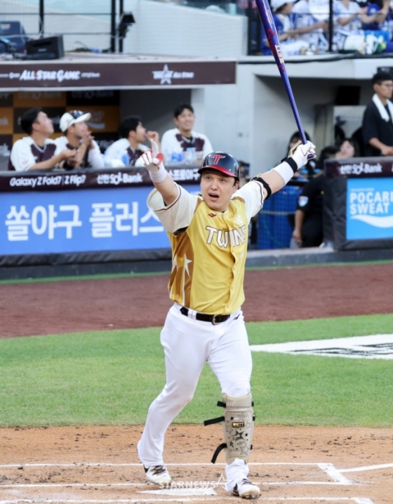 나눔 올스타 박동원이 12일 열린 2025 KBO 올스타전에서 1회말 2점 홈런을 터트리고 있다. /사진=강영조 선임기자 