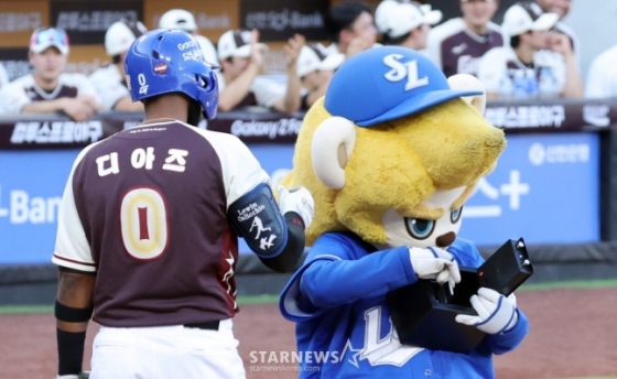 드림 올스타 르윈 디아즈가 12일 열린 2025 KBO 올스타전에서 1회초 여권 압수 세리머니를 하고 있다. /사진=강영조 선임기자 