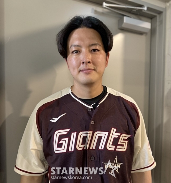 롯데 김원중이 취재진과 인터뷰를 하고 있다. /사진=양정웅 기자 