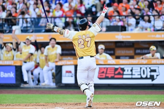 나눔 올스타 박동원이 2025 KBO 올스타전에서 1회말 2점 홈런을 터트리고 있다. 