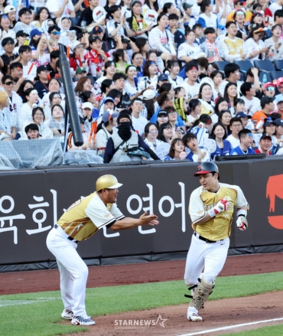 나눔올스타 박동원이 12일 대전한화생명볼파크에서 열린 2025KBO리그 올스타게임 1회말 딸과 참치세리머니를 한후 3점홈런을 터트렸다. /사진=강영조 선임기자 