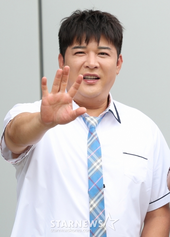 (고양=뉴스1) 권현진 기자 = 슈퍼주니어 신동이 3일 경기도 고양시 일산 동구 장항동 JTBC 일산스튜디오에서 열린 &#039;아는 형님&#039;(아형) 녹화에 참석해 인사를 하고 있다. 2025.7.3/뉴스1  Copyright (C) 뉴스1. All rights reserved. 무단 전재 및 재배포,  AI학습 이용 금지. /사진=(고양=뉴스1) 권현진 기자
