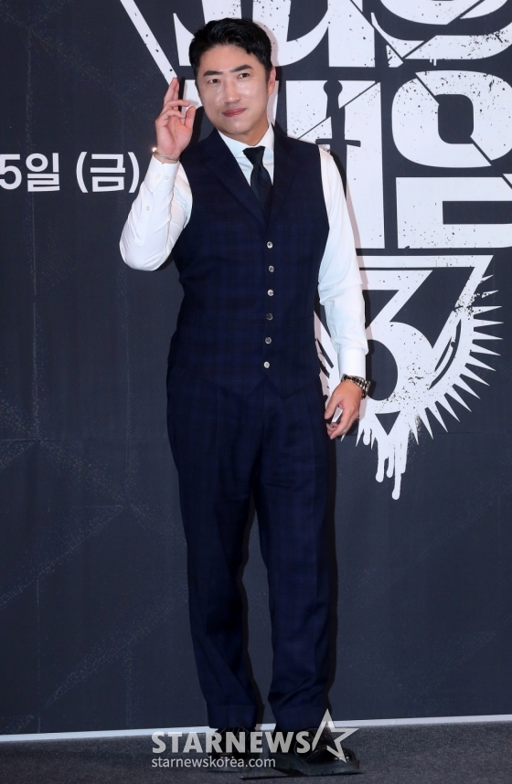 코미디언 장동민이 12일 오후 서울 성동구 메가박스 성수에서 진행된 웨이브 오리지널 &#039;피의 게임 시즌3&#039; 제작발표회에 참석해 포즈를 취하고 있다.  &#039;피의 게임3&#039;는 서바이벌 레전드들과 신예들이 지킬 것인가, 뺏을 것인가를 두고 벌이는 생존지능 서바이벌. 오는 15일 공개. 2024.11.12 /사진=김창현 chmt@