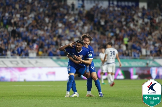 파울리뇨(왼쪽)가 청주FC전 결승골을 넣고 세리머니하고 있다. /사진=한국프로축구연맹 제공