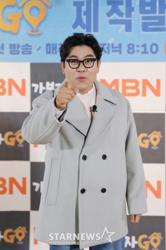 코미디언 김용만이 15일 오전 온라인으로 진행된  MBN 예능 프로그램 &#039;가보자GO&#039; 제작발표회에 참석해 포즈를 취하고 있다.  각종 SNS의 파도를 벗어나 &#039;진짜 친구&#039;를 찾기 위해 거리로 나선 5명의 MC가 장소와 나이, 성별을 불문하고, 그동안 만나고 싶었던 각종 셀럽과 일반인을 즉석에서 섭외해 친구가 되는 과정을 담아내는 프로그램 &#039;가보자GO&#039;는 16일 첫 방송된다. /사진제공=MBN 2024.03.15 /사진=이동훈