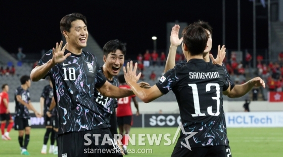 2025 동아시아축구연맹(EAFF) E-1 풋볼 챔피언십(동아시안컵) 한국-홍콩전이 11일 경기도 용인미르스타디움에서 열렸다.  대한민국 강상윤이 홍콩 시니치 찬을 제치고 터닝슛으로 첫 골을 터뜨리고 동료들과 기뻐하고 있다. /사진=김진경 대기자