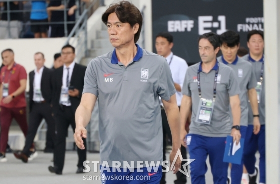 2025 동아시아축구연맹(EAFF) E-1 풋볼 챔피언십(동아시안컵) 한국-중국전이 7일 경기도  용인미르스타디움에서 열렸다.  대한민국  홍명보 감독이 그라운드로 입장하고 있다. /사진=김진경 대기자