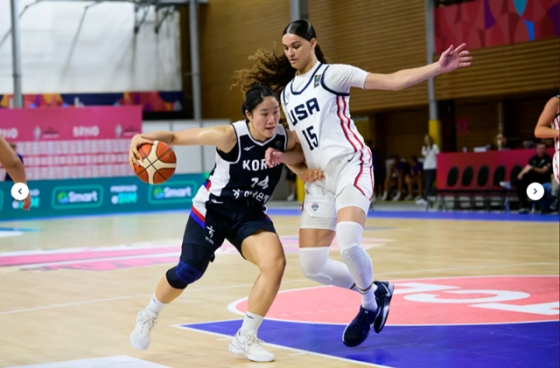 경기에 집중하는 송윤하(왼쪽). /사진=FIBA