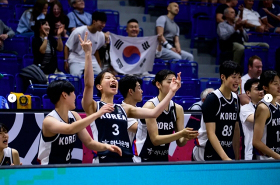 응원하는 한국 벤치. /사진=FIBA