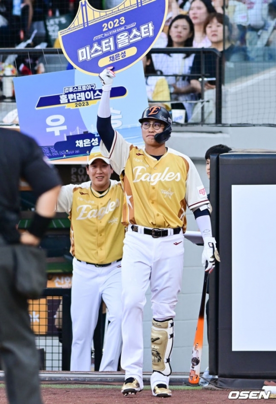 한화 채은성(가운데)이 12일 대전 한화생명 볼파크에서 열린 2025 KBO 올스타전에서 2023년 미스터 올스타 당시 피켓을 들고 입장하고 있다.