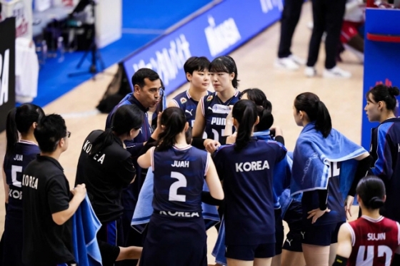 모랄레스 감독(가운데)이 13일 프랑스와 VNL 최종전에서 타임을 불러 선수들에게 지시를 내리고 있다. /사진=VNL 홈페이지
