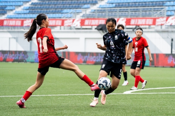 대한민국 U-15 대표팀 김희진(오른쪽)이 홍콩과의 3차전에서 돌파를 시도하고 있다. /사진=싱가포르축구협회 제공