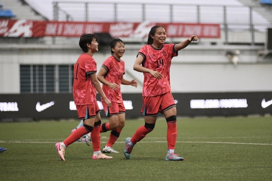 캄보디아와의 2차전에서 김하늘(오른쪽)의 추가골이 터진 후 기뻐하고 있는 여자 U-15 대표팀 선수들. /사진=싱가포르축구협회 제공