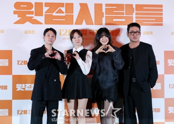 배우 김동욱, 공효진, 이하늬, 하정우가 25일 서울 강남구 메가박스 코엑스에서 진행된 영화 '윗집사람들(감독 하정우)' 언론시사회 및 기자간담회에서 포즈를 취하고 있다./2025.11.25 /사진=김휘선 hwijpg@