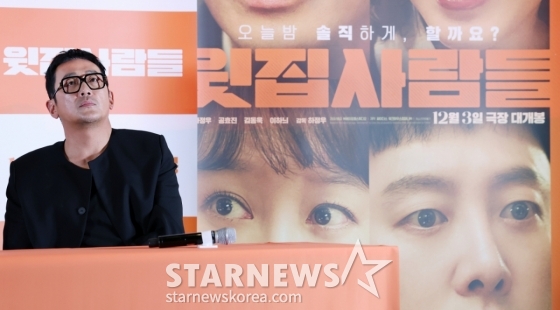 배우 하정우가 25일 서울 강남구 메가박스 코엑스에서 진행된 영화 '윗집사람들(감독 하정우)' 언론시사회 및 기자간담회에서 질의응답을 하고 있다. /2025.11.25 /사진=김휘선 hwijpg@