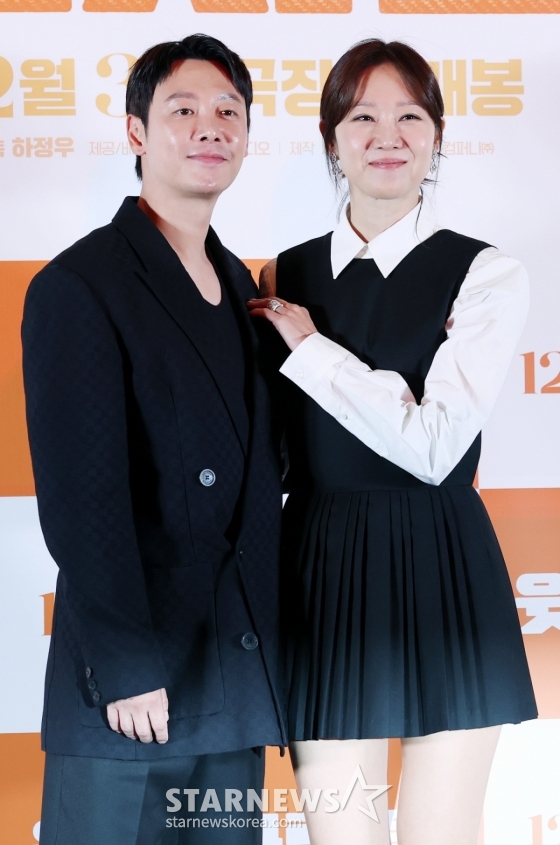 배우 김동욱, 공효진이 25일 서울 강남구 메가박스 코엑스에서 진행된 영화 '윗집사람들(감독 하정우)' 언론시사회 및 기자간담회에서 포즈를 취하고 있다./2025.11.25 /사진=김휘선 hwijpg@