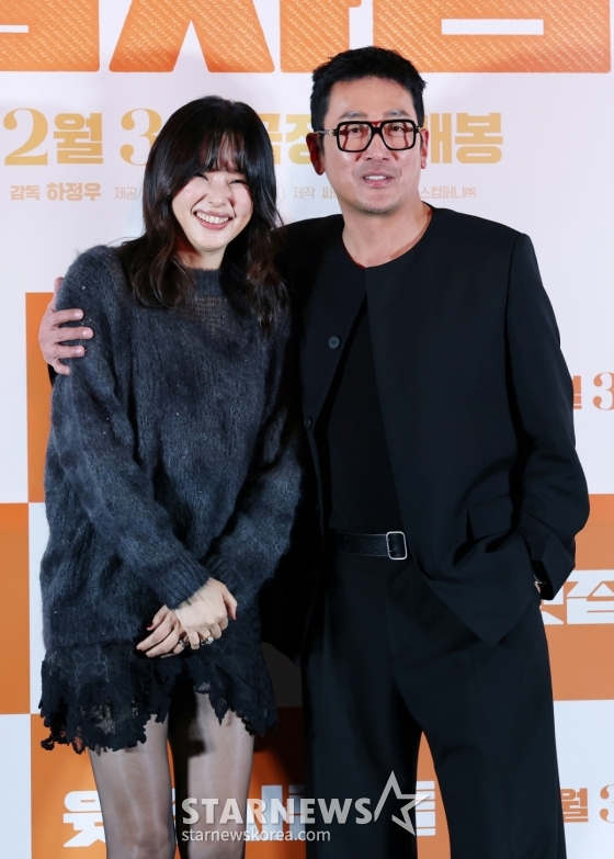 배우 이하늬, 하정우가 25일 서울 강남구 메가박스 코엑스에서 진행된 영화 '윗집사람들(감독 하정우)' 언론시사회 및 기자간담회에서 포즈를 취하고 있다./2025.11.25 /사진=김휘선 hwijpg@