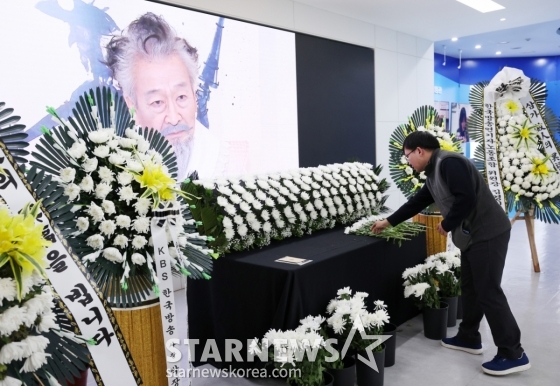 故이순재 분향소 찾은 시민[★포토]