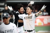 'KBO 최초 기록' 배정대가 막았다! KT, 연장 11회말 끝내기로 한화에 5-4 승 [수원 현장리뷰]
