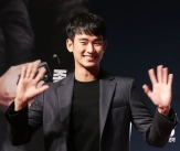 김수현, 팬들 환호에 애교 넘치는 양손 인사!