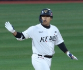 Kang Baek-ho on the field
