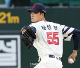 &#39;7사사구 9실점&#39; 윤성빈 하루 만에 1군 말소, 김태형 감독도 &#034;마음이 안 좋다, 잘 던지려는 마음이 있었을 텐데...&#034; [부산 현장]