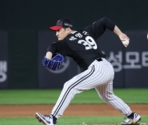 &#034;박명근 큰일 했다, 엄청 감사하다&#034; 12점차→5점차, 어쩌면 뒤집힐 수도 있었는데... 끝내 LG 살려냈다 [부산 현장]