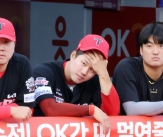 [포토]&#39;1회말 실책으로 문책성 교체당한&#39; 최원준