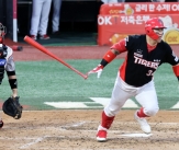 [포토]&#39;3회초 2루타&#39; 최형우