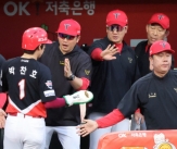 [포토]&#39;3회초 추격점 축하&#39; 이범호 감독