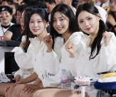 [포토] 목나경 &#39;오늘은 롯데 승리&#39;