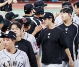 [포토]&#39;기분좋은 귀가길&#39; 승리투수 고영표
