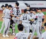 [포토]&#39;승리자축하는&#39; KT선수들